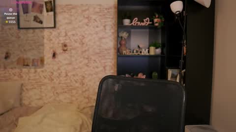 nicolette__shea_ online show from September 30, 2025, 7:46 am