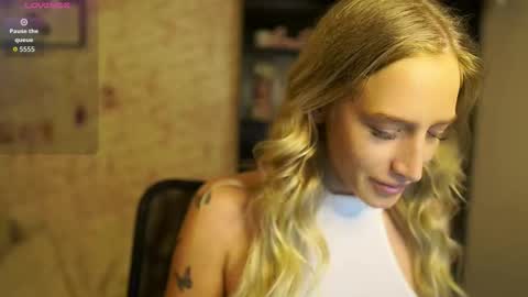 nicolette__shea_ online show from October 18, 2025, 7:20 am