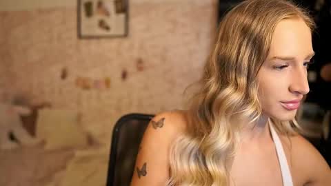 nicolette__shea_ online show from October 28, 2025, 8:29 am