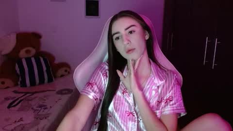 Snapshot of nicoll_28 chatting on February 8, 2026, 3:43 am nicoll_28 online show from February 8, 2026, 3:43 am