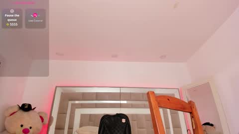 Snapshot of nicolle_foxy chatting on October 15, 2025, 12:49 pm Nicolle online show from October 15, 2025, 12:49 pm