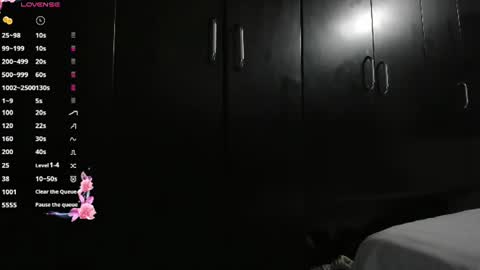 nicolle_hanks1 online show from July 28, 2026, 7:39 pm