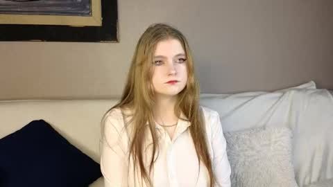 Snapshot of nightsaffron chatting on November 27, 2025, 6:59 am Azalea online show from November 27, 2025, 6:59 am