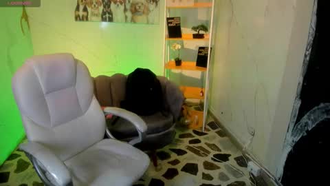 Snapshot of niickyjones chatting on October 17, 2025, 9:28 pm Anni online show from October 17, 2025, 9:28 pm