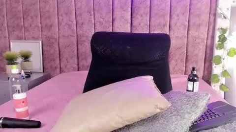 Nicolle  online show from November 19, 2025, 8:09 pm