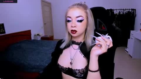 nikigoddesss online show from April 6, 2026, 4:21 am