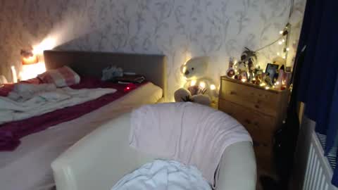 nikimousi online show from October 13, 2025, 2:44 am