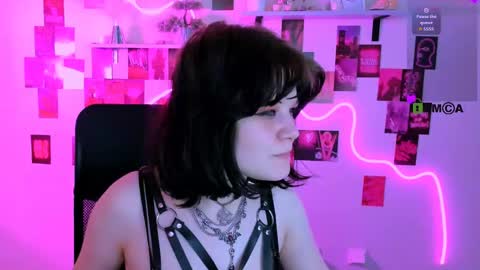 nikki_kiss_ online show from April 25, 2026, 1:41 pm