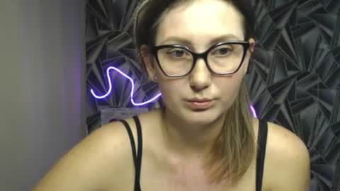 nikkikiss___ online show from June 14, 2026, 4:31 pm