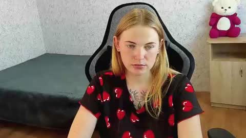 nikkyreyyy online show from July 28, 2026, 2:05 pm