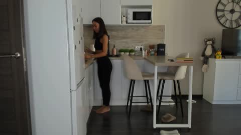 Bella online show from September 11, 2025, 1:00 pm