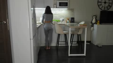 Bella online show from September 12, 2025, 6:08 pm