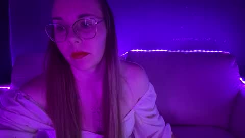 ninaglow_ online show from September 9, 2025, 6:40 pm