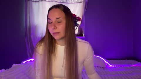 ninaglow_ online show from September 24, 2025, 1:47 pm