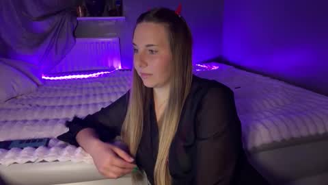 ninaglow_ online show from October 3, 2025, 7:00 pm