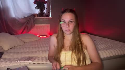 ninaglow_ online show from October 4, 2025, 10:35 am