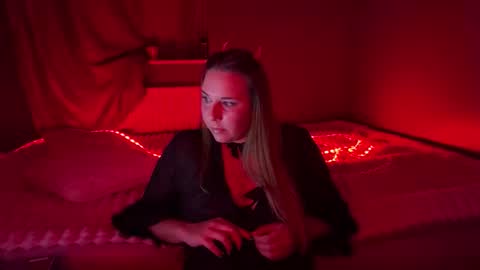 ninaglow_ online show from October 6, 2025, 6:38 pm