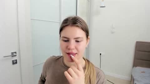 ninarihh online show from February 28, 2025, 8:20 am