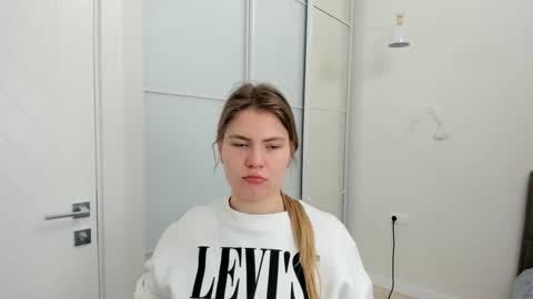 ninarihh online show from March 9, 2025, 8:18 am