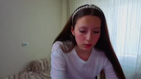 Snapshot of nivorelle chatting on May 17, 2026, 1:51 pm Polly 3 online show from May 17, 2026, 1:51 pm