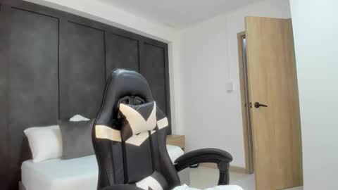 Snapshot of noah_batchelor chatting on December 17, 2025, 3:12 am N O A H online show from December 17, 2025, 3:12 am