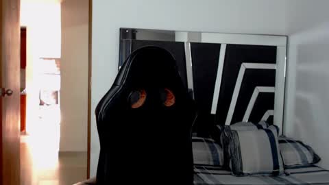 Noah Harris01 online show from December 4, 2024, 1:42 pm