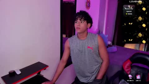 noah_smith04 online show from October 4, 2025, 9:02 pm