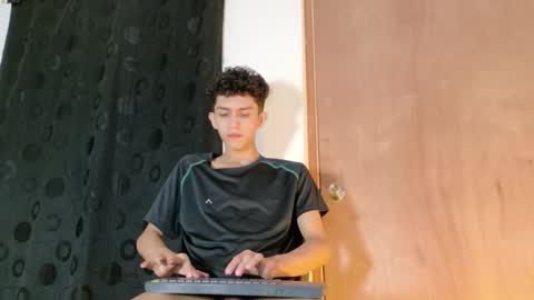 noah tyler  online show from September 15, 2025, 12:54 am