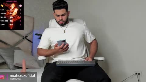 Snapshot of noahcrux chatting on January 4, 2025, 2:56 pm Noah online show from January 4, 2025, 2:56 pm