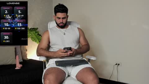 Snapshot of noahcrux chatting on February 6, 2025, 1:54 pm Noah online show from February 6, 2025, 1:54 pm