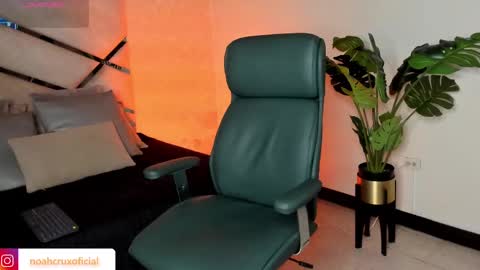 Snapshot of noahcrux chatting on September 15, 2025, 12:05 pm Noah online show from September 15, 2025, 12:05 pm