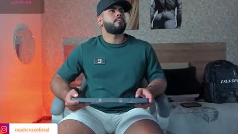 Snapshot of noahcrux chatting on October 10, 2025, 7:57 pm Noah online show from October 10, 2025, 7:57 pm