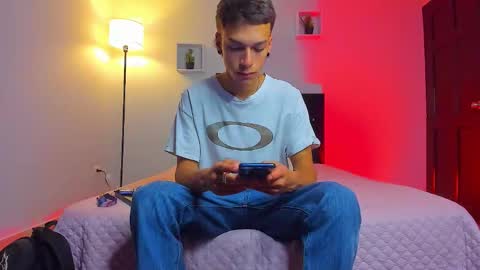 noahh_sky online show from April 12, 2026, 3:44 am