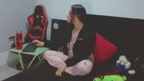 Noamartin online show from April 23, 2026, 2:57 am