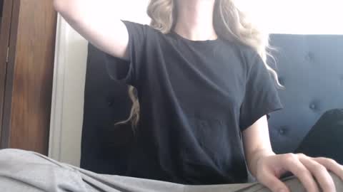 Snapshot of novafrey chatting on March 12, 2025, 9:35 pm Olivia online show from March 12, 2025, 9:35 pm