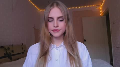 Mia Blake online show from March 31, 2026, 12:05 pm