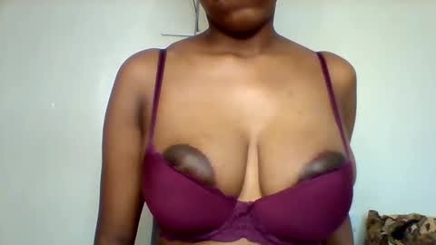 Snapshot of nubian_queen1033 chatting on January 19, 2026, 5:11 am happie online show from January 19, 2026, 5:11 am