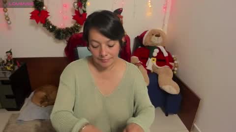 nuit_rose online show from January 7, 2025, 6:48 am