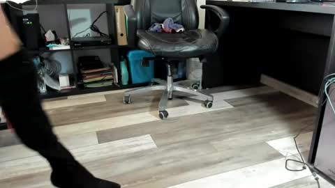 nylonaphile online show from January 7, 2025, 3:02 pm