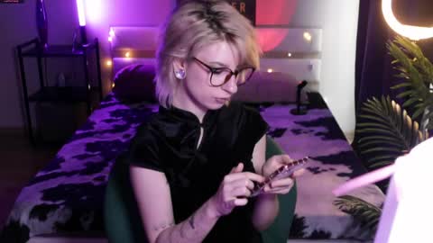 Snapshot of obedientt_ chatting on April 29, 2026, 9:24 am Moonlight online show from April 29, 2026, 9:24 am