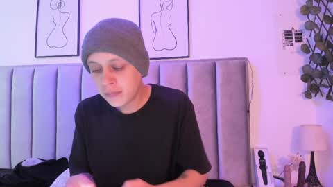 Snapshot of obsession_mine chatting on April 13, 2026, 1:27 pm Sara Help me reach 1000 followers online show from April 13, 2026, 1:27 pm