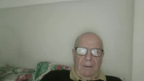 Snapshot of oggi95 chatting on December 3, 2025, 4:27 pm oggi95 online show from December 3, 2025, 4:27 pm