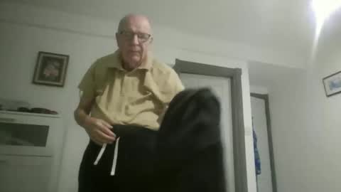 Snapshot of oggi95 chatting on December 4, 2025, 4:16 pm oggi95 online show from December 4, 2025, 4:16 pm