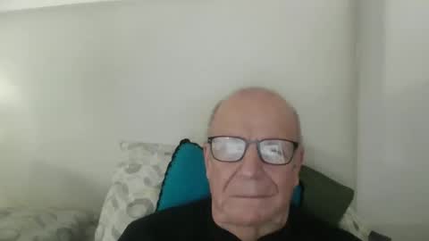 Snapshot of oggi95 chatting on March 18, 2026, 4:32 pm oggi95 online show from March 18, 2026, 4:32 pm