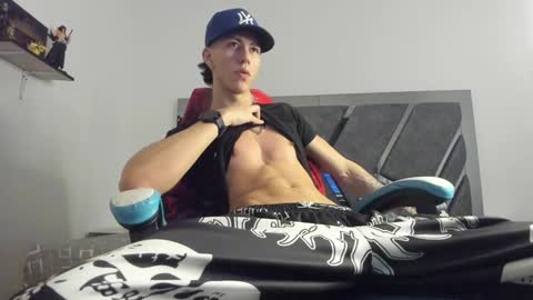 oliverthompson_01 online show from February 8, 2025, 6:12 am