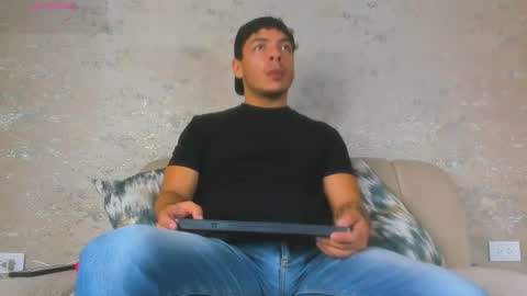 Snapshot of oliverwyse chatting on June 21, 2026, 2:25 am Oliver online show from June 21, 2026, 2:25 am