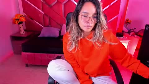  OLIVIA  online show from May 5, 2026, 3:36 am