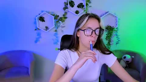 Snapshot of olivia_kit chatting on July 13, 2026, 8:06 am olivia_kit online show from July 13, 2026, 8:06 am