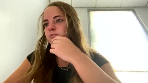 oliviaaraee online show from April 7, 2026, 4:29 pm