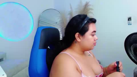 oliviia_cute online show from October 25, 2025, 5:37 am